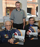 Na fotografii jsou zachyceni pánové Ivan Schwarz a Arnošt Polák spolu s autorem knihy Pavlem Türkem. Foto © The Aviation Bookshop.