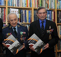 Na fotografii jsou zachyceni pánové Ivan Schwarz a Arnošt Polák. Foto © The Aviation Bookshop.